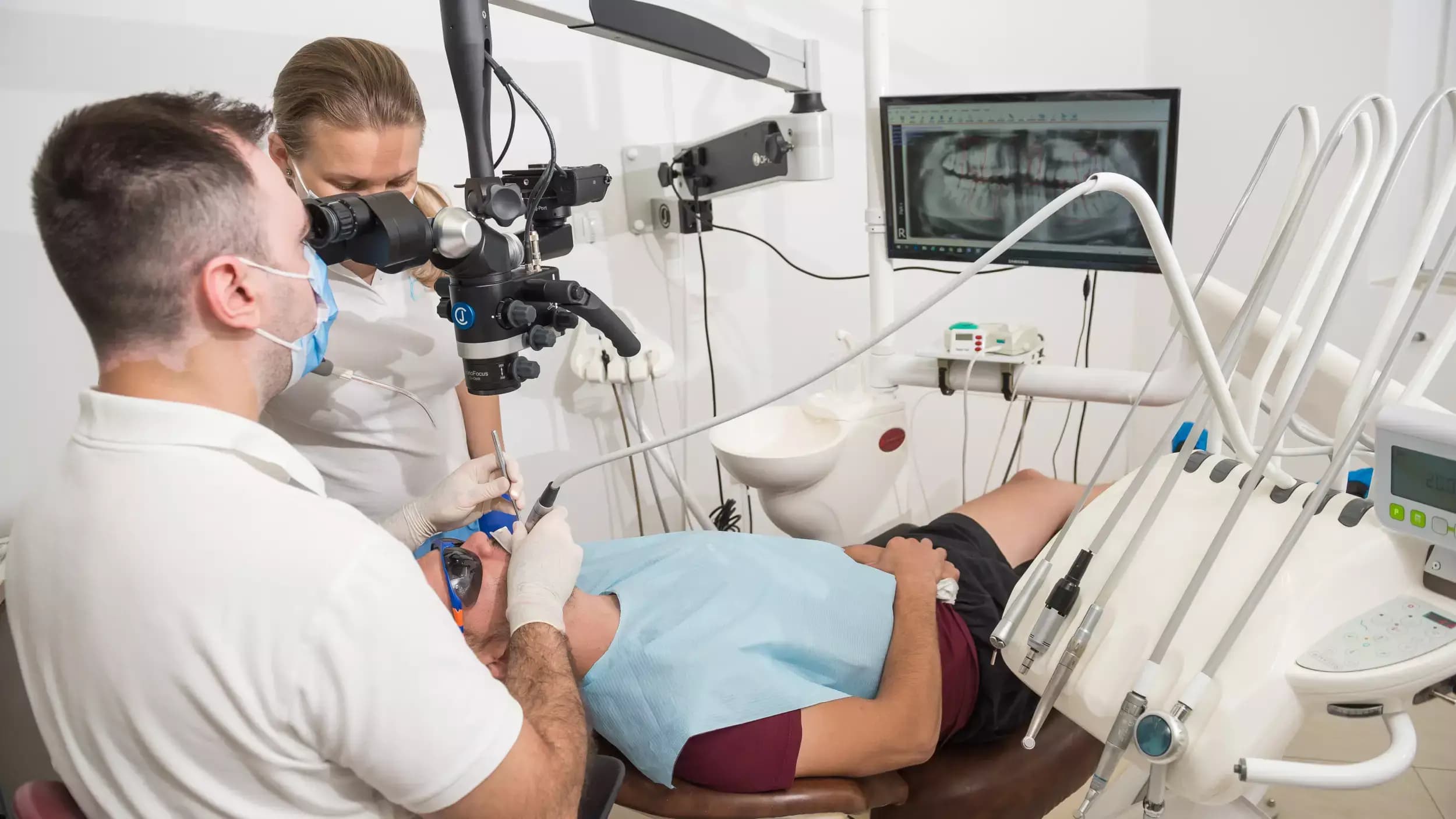 Д-р Светлин Караджов – зъболекар в Бургас, специализиран в ендодонтия под дентален микроскоп