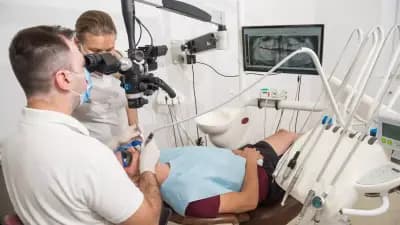 Д-р Светлин Караджов – зъболекар в Бургас, специализиран в ендодонтия под дентален микроскоп