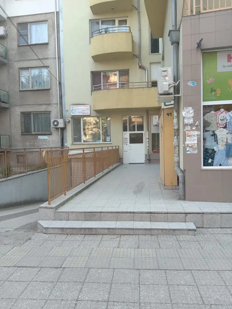 Зъболекарски кабинет д-р Лъчезар Хаджиев , Зъболекар в Пловдив