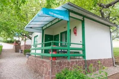 БУНГАЛА ЯЗОВИР СЛАКОВЦИ