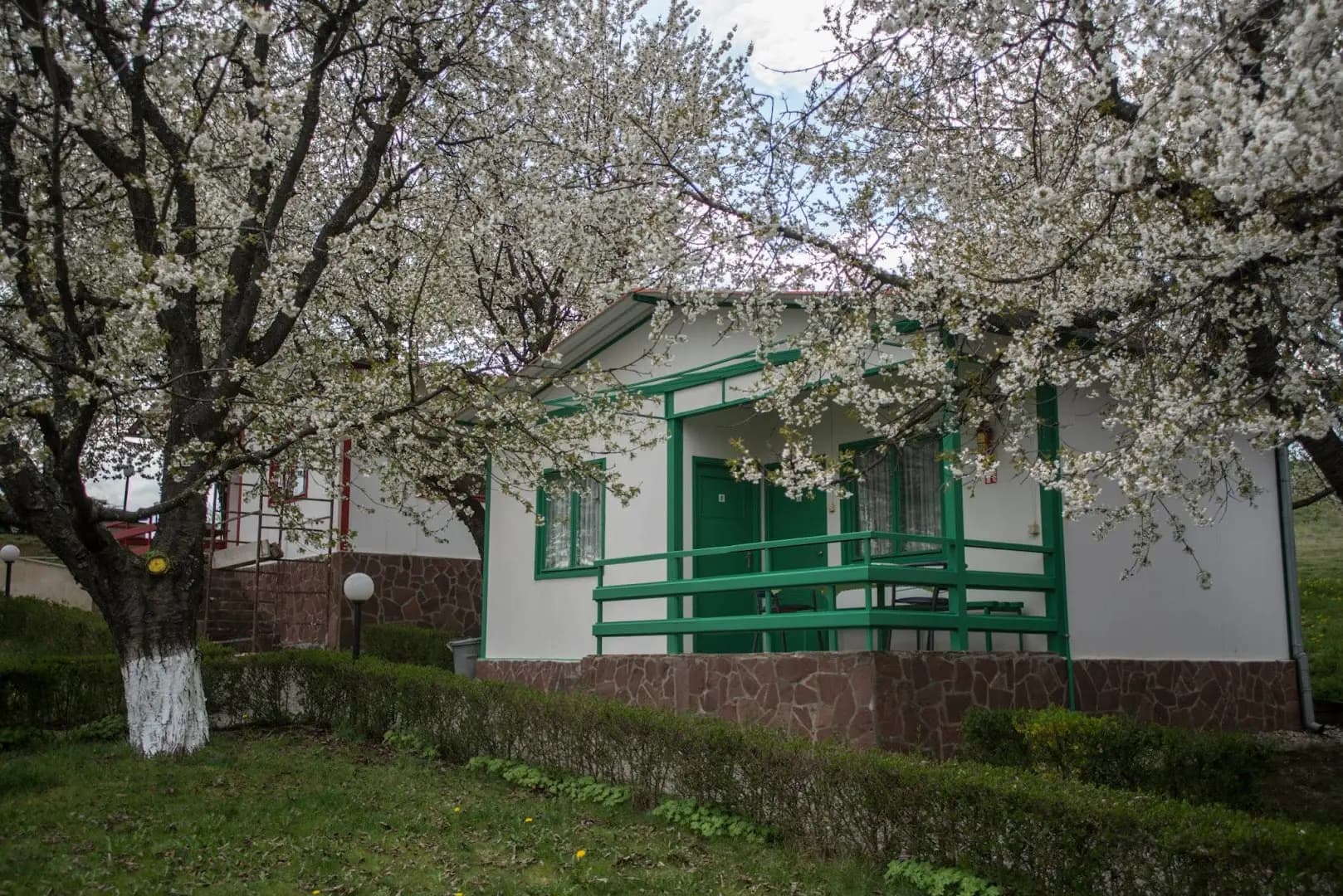 БУНГАЛА ЯЗОВИР СЛАКОВЦИ
