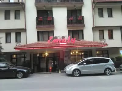 Хотел Емали