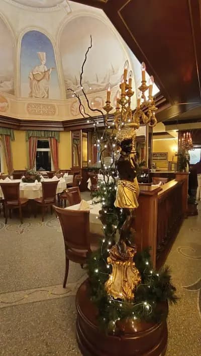 Wine & Dine Seasons Restaurant