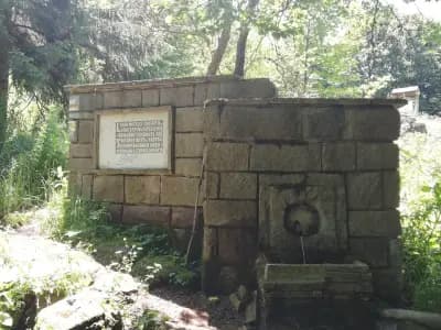 Водопад и пещера "Футула"