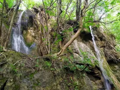 Водопад и пещера "Футула"