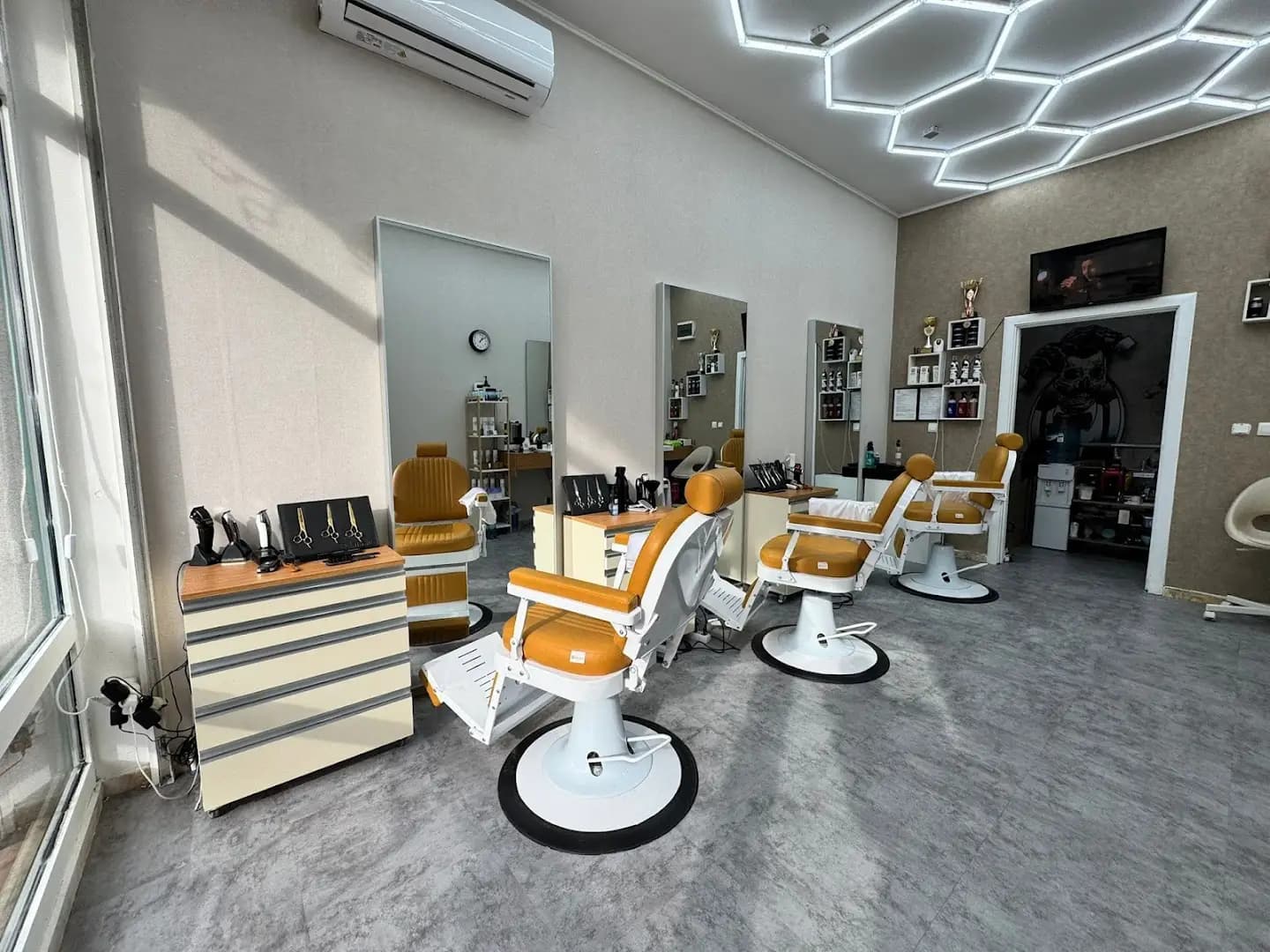 SHANI BYSTROV - BARBER