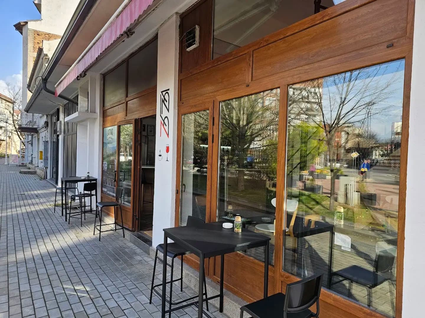 Angle coffee and wine bar & wineshop/ Ъгъл кафе, вино бар и магазин