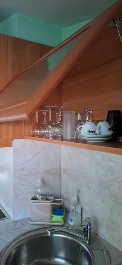 Мансардно студио за гости „Уют“ – нощувки в Карлово с изглед към Балкана, Wi-Fi и климатик