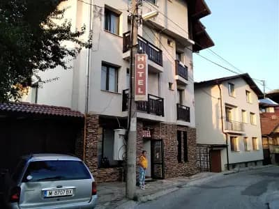 Riskyoff Hotel