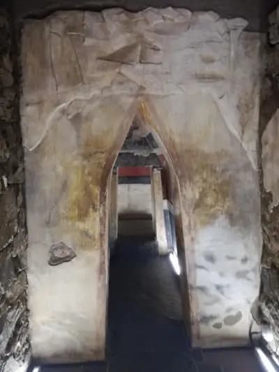 Тракийска гробница "Светицата"
