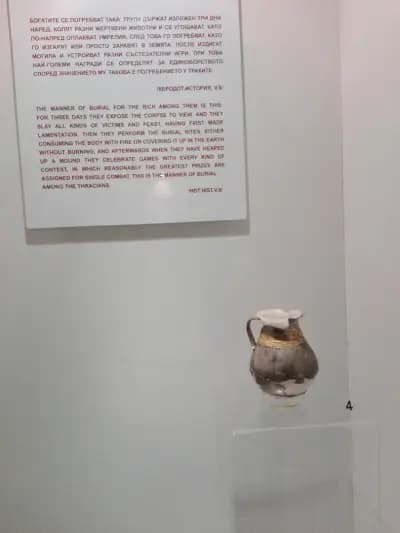 Тракийска гробница "Светицата"
