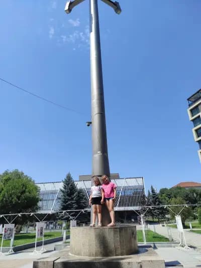 Паметник на Альоша