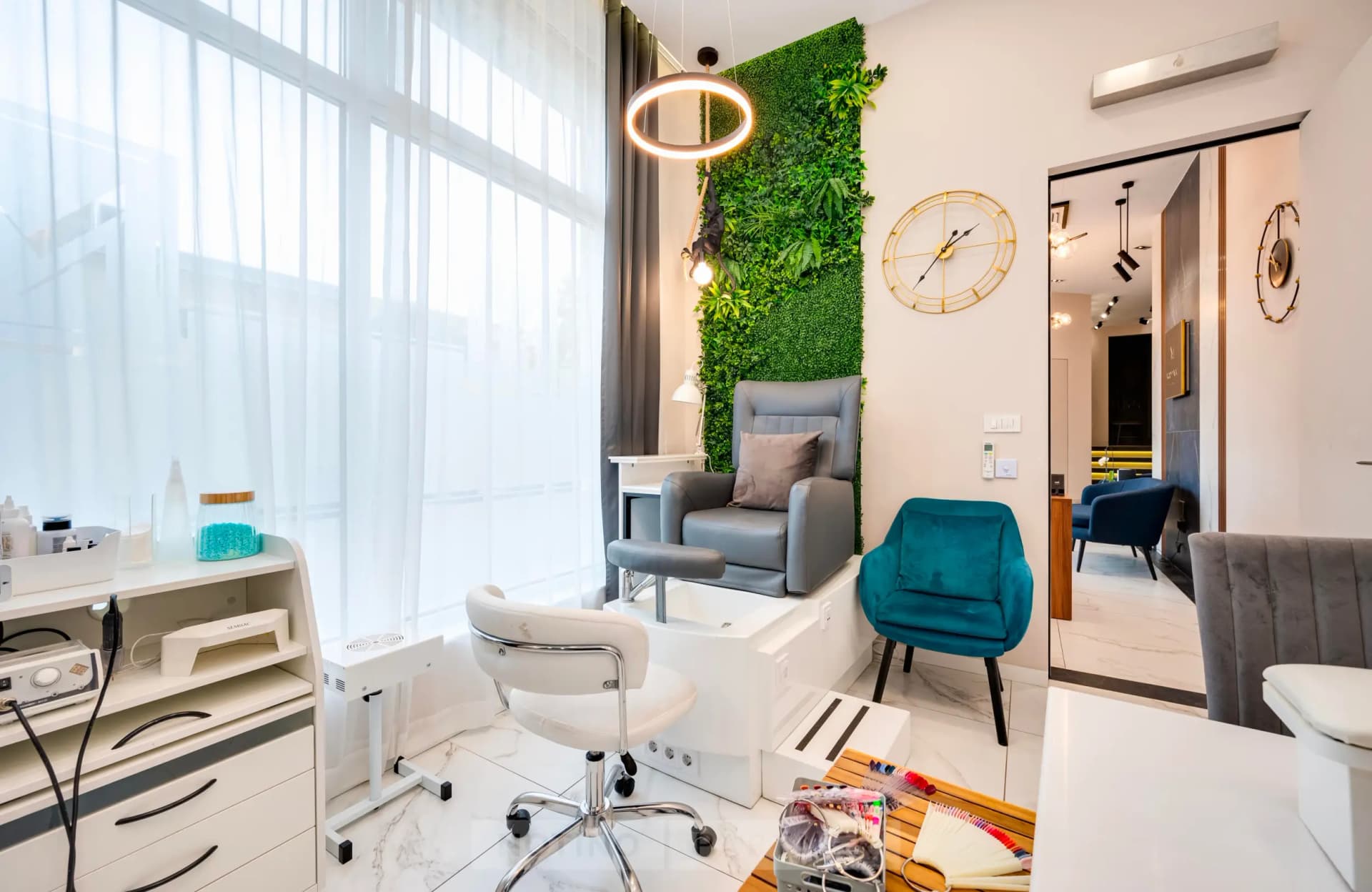 MOOD NAIL LOUNGE