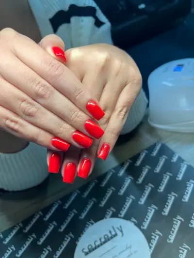 NAILS LOUNGE
