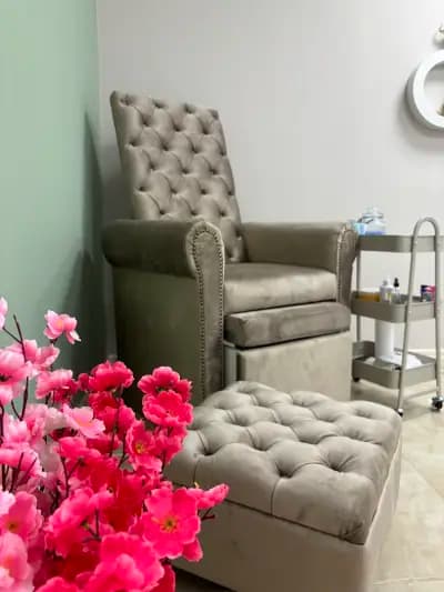 Contrast NAIL SALON