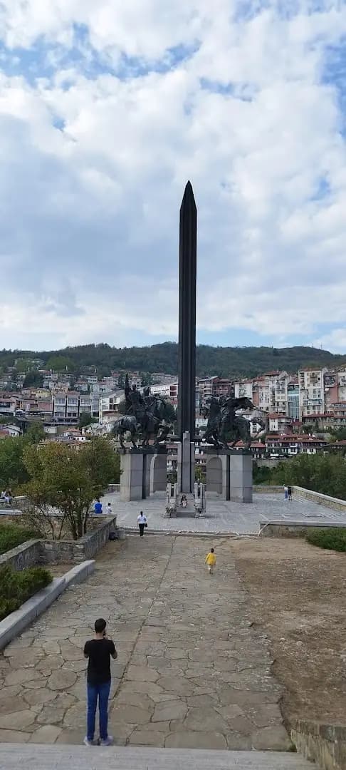Бирфест паметник Асеневци