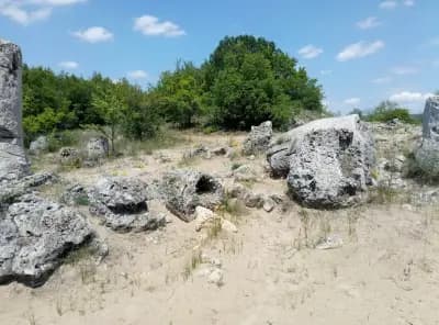 Побити камъни