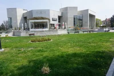 Културен Център и Библиотека