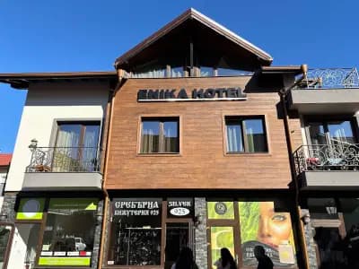 Еника хотел