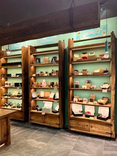 TRAKE Concept Store - Магазин за натурална козметика, ароматни свещи и подаръци с Роза Дамасцена