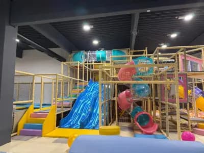 Детски център Playland