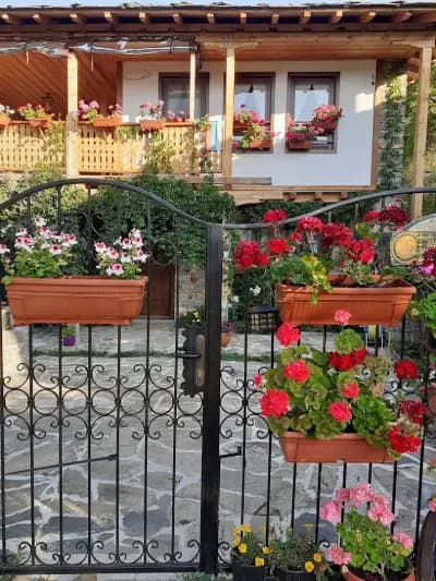 Cottage on the Hill - Къщата на върха