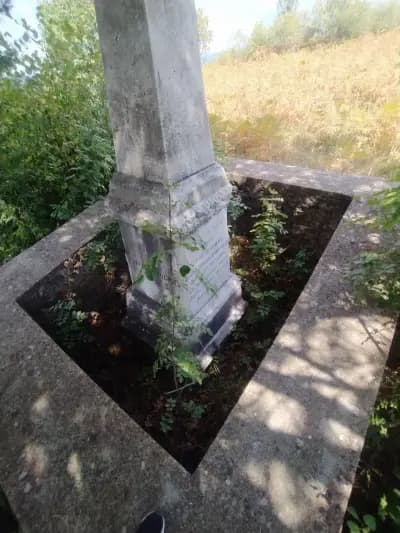 Паметник Братска Могила /Гроба
