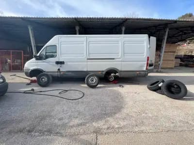 Денонощна Пътна помощ Денонощен Мобилен сервиз за гумиMobile tire service Road assistance