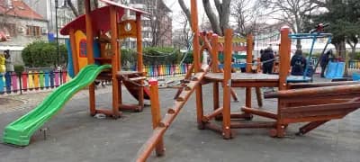 Детска площадка зад Операта