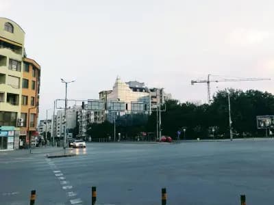 Малък парк зад Парк-Хотел Санкт Петербург