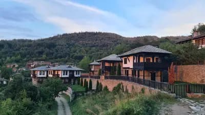 Панорама хаус Лещен и еко къщи Дървена и Землянка