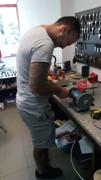 БАНКЯ КЛЮЧАР автоключарски и ключарски услуги