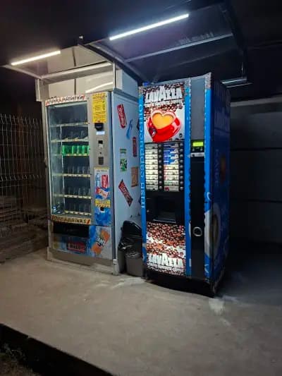 Автомат за храни и напитки