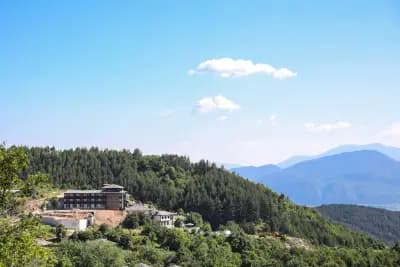 Хотел Лещен