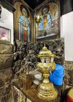 Храм „Света Петка-Стара” и Църковна житарна