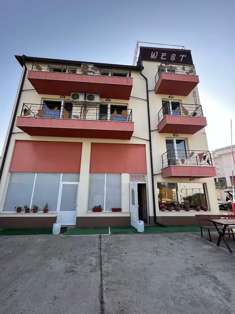 Hotel West