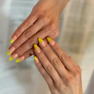 МАНИКЮРНИЦЪ VIVI NAILS