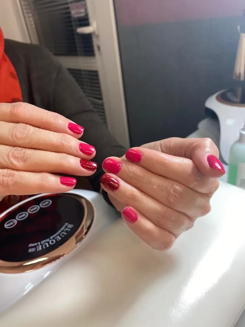 МАНИКЮРНИЦЪ VIVI NAILS