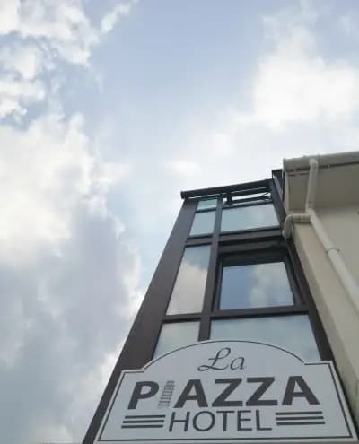 La Piazza Hotel