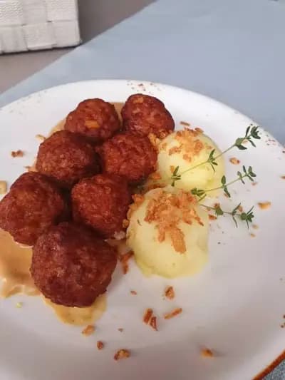 Хюга Ресторант / Hygge Restaurant
