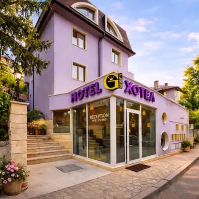 Family Art Hotel Gallery