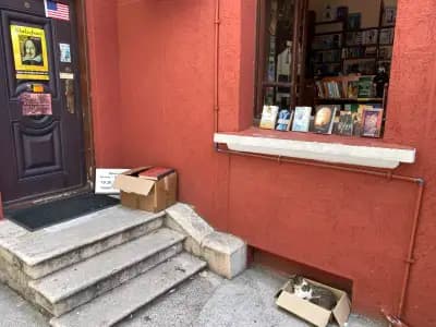 Shakespeare & Friends Bookshop, Книжарница Шекспир и приятели