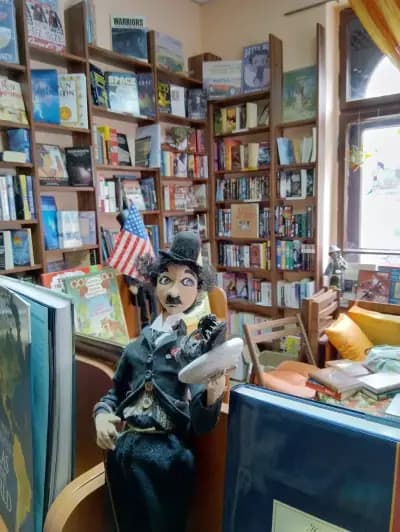 Shakespeare & Friends Bookshop, Книжарница Шекспир и приятели