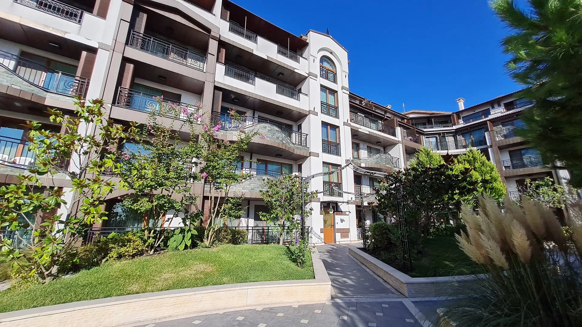 Rose Gardens Apart Hotel