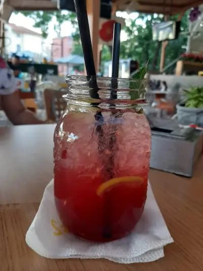 Saint TroPez Cocktails & Bar Kiten