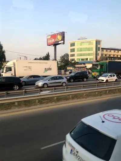 "Ес-О-Ес Гуми Център" EООД
