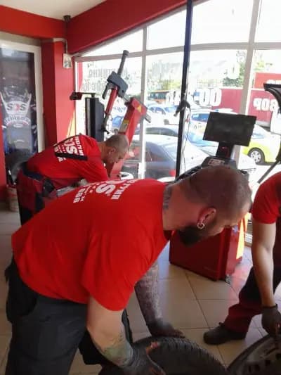 "Ес-О-Ес Гуми Център" EООД