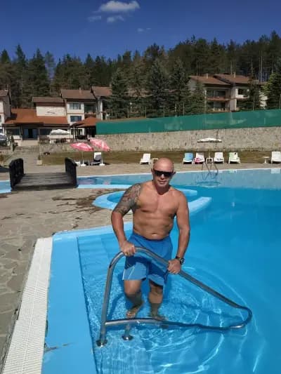 Априлци Холидейс