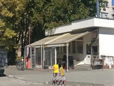 Закусвалня Край реката (до спирката, бяла сграда)