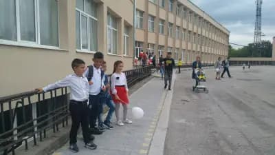 СУ "Васил Левски" с професионални паралеки